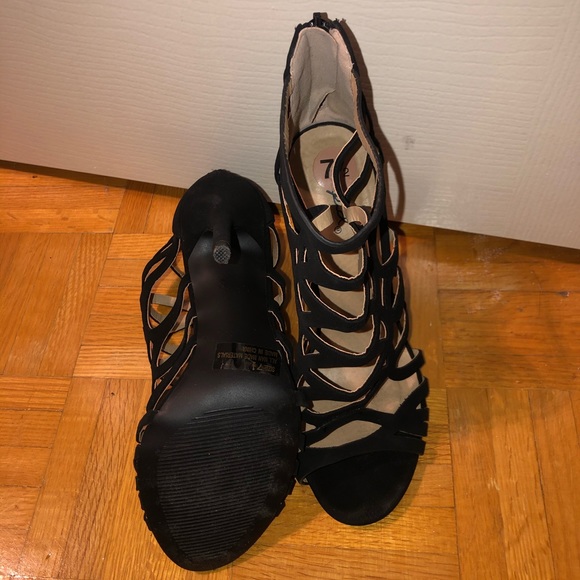 Black heels - Picture 4 of 4